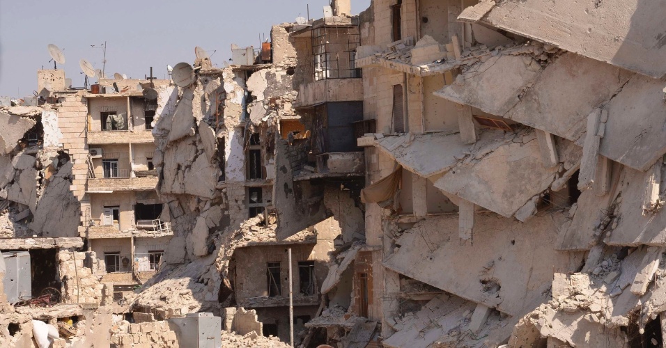 18.jul.2013 - Várias construções estão destruídas no distrito de Karm al-Jabal, em Aleppo, Síria, resultado de dois anos de guerra civil no país
