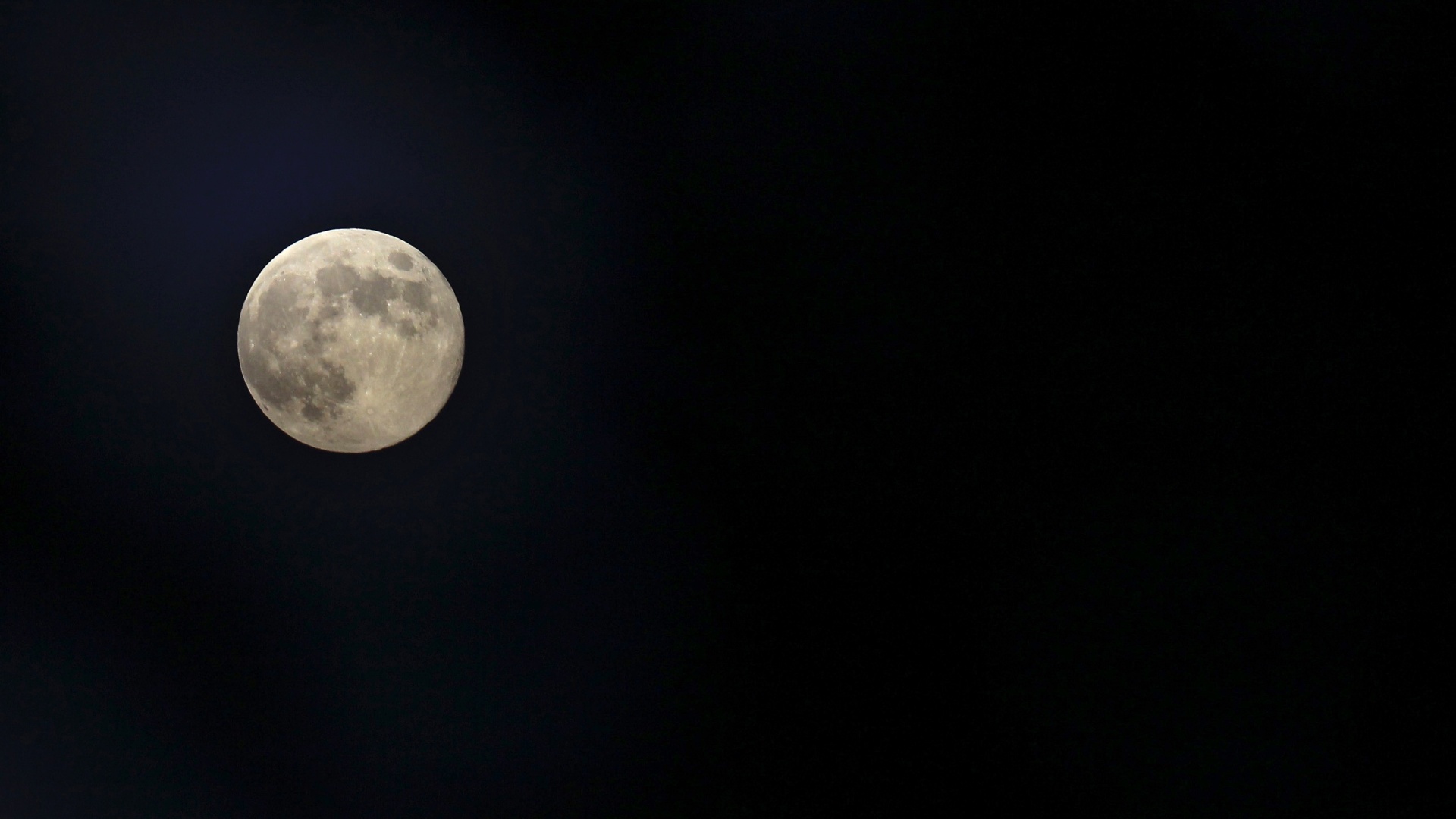 Lua cheia aparece no céu da Jordânia em 31 de agosto de 2012. Segundo a Nasa, essa é a segunda vez no mês que a lua cheia aparece - o fenomeno é conhecido como Blue Moon - Muhammad Hamed/Reuters