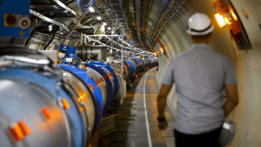 19.jul.2013 - Funcionário caminha dentro do túnel do Centro Europeu de Física de Partículas (CERN, na sigla em francês) durante manutenção do Grande Colisor de Hádrons (LHC, na sigla em inglês). O maior acelerador de partículas do mundo tem 27 quilômetros de circunferência e foi construído entre 50 e 175 metros abaixo da superfície, na fronteira entre a Suíça e a França - Fabrice Coffrini/AFP