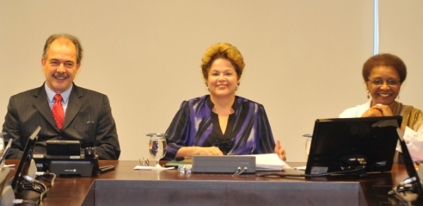 O ministro da Educação, Aloizio Mercadante, a presidente Dilma Rousseff e a ministra da Secretaria de Políticas de Promoção da Igualdade Racial, Luiza Bairros, recebem representantes do movimento negro - José Cruz/Agência Brasil