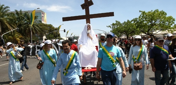 Inri Cristo é carregado por seguidores pelas ruas de Brasília, onde fica a sede de sua igreja, durante protesto - Sérgio Lima/Folhapress