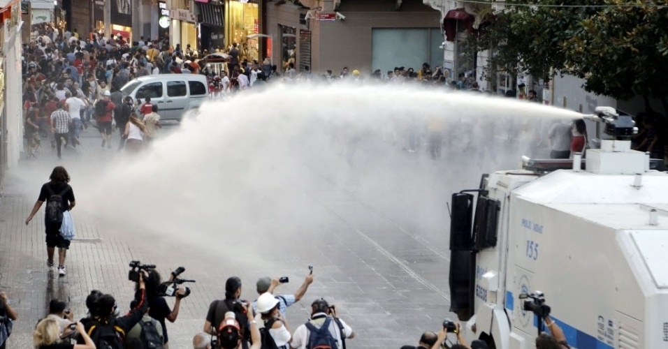 20.jul.2013 - Polícia tenta dispersar manifestantes durante protesto contra o governo na praça Taksim, em Istambul, na Turquia, neste sábado (20)