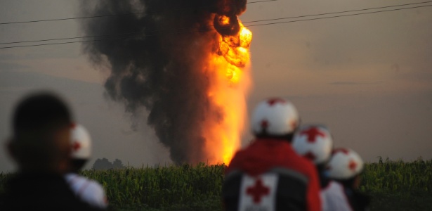 21.jul.2013 - Integrantes da Cruz Vermelha se deslocam para oleoduto da empresa estatal Petróleos Mexicanos (Pemex), onde uma explosão, neste domingo (21), deixou pelo menos sete feridos - Alejandro Dias/Reuters