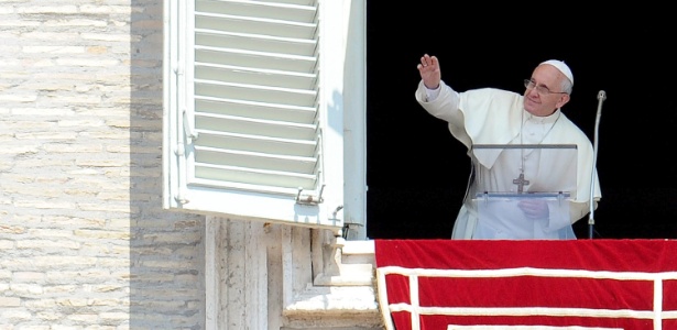 Papa Francisco abençoa fiéis na praça São Pedro, no Vaticano, durante a oração do Angelus - 21.jul.2013 - Ettore Ferrari/EFE