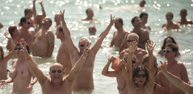 Pessoas festejam no Mar Mediterrâneo recorde na cidade de Vera, província espanhola de Almeria - Jorge Guerrero/AFP