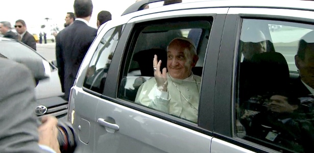 Depois de desembarcar no aeroporto do Galeão, no Rio, o papa Francisco circula de carro na capital fluminense - Reprodução