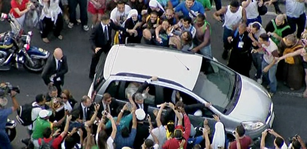 Fiéis se aglomeram ao redor do carro que conduz o papa Francisco pelas ruas do centro do Rio - Reprodução