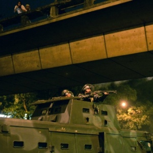 Forças de segurança entram em conflito com ativistas do grupo Anonymous e outros manifestantes no Rio - Tasso Marcelo/AFP