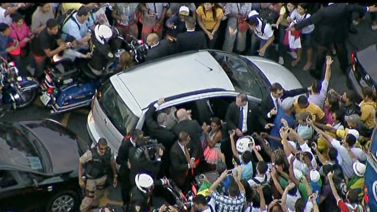 Fiat Idea que transportou o papa Francisco em visita ao Rio em 2013 é cercado por multidão Fiat Idea que transportou o papa Francisco em visita ao Rio em 2013 é cercado por multidão