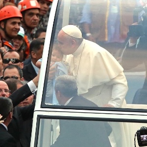 Emquanto circulava a bordo do papamóvel pelas ruas do centro do Rio na segunda-feira, papa Francisco beijou várias crianças - Júlio César Guimarães/UOL