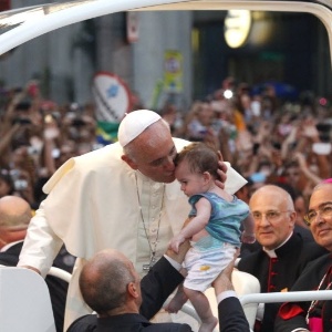 O papa Francisco beija o pequeno Miguel enquanto circula a bordo do papamóvel pelas ruas do centro do Rio - Marco Antônio Teixeira/UOL