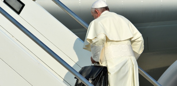 Papa Francisco carrega bagagem de mão ao embarcar em avião que o trará ao Brasil - Alberto Pizzoli/AFP