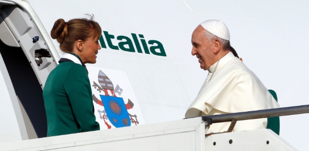 Carregando a sua mala de mão, o papa Francisco embarca no aeroporto de Roma com direção ao Brasil - Giampiero Sposito/Reuters
