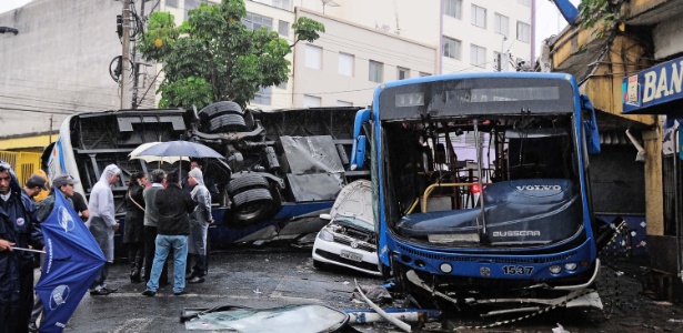 Ônibus biarticulado caiu de viaduto Miguel Vicente Cury, no centro de Campinas, na manhã desta terça-feira