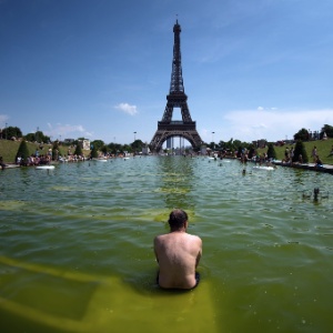 Torre Eiffel durante onde de calor de julho - Martin Bureau/AFP