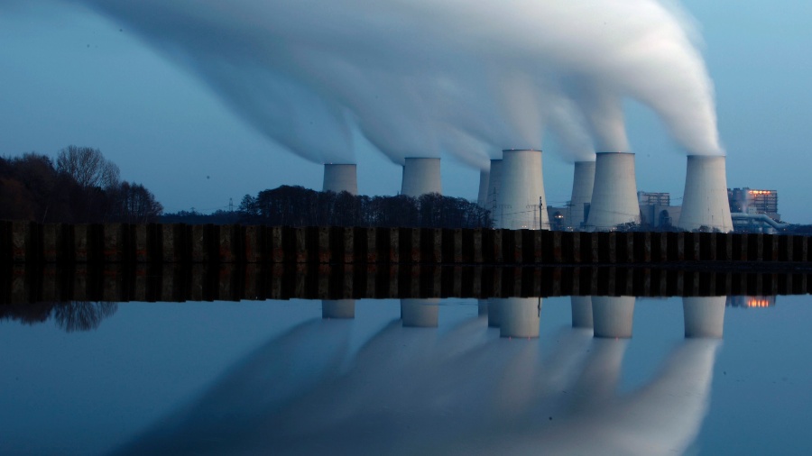 23.jul.2013 - Nuvens de vapor das torres de resfriamento da usina de carvão da Vattenfall Jaenschwalde, refletida na água de um lago perto de Cottbus, na Alemanha - Pawel Kopczynski/Reuters