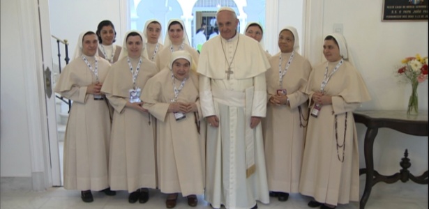 O papa Francisco posa para foto ao lado de freiras na manhã desta terça - Reprodução/UOL