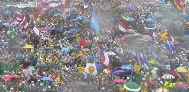 Multidão se reúne na praia de Copacabana, na zona sul do Rio, onde será celebrada nesta terça a missa de abertura oficial da Jornada Mundial da Juventude - Reprodução