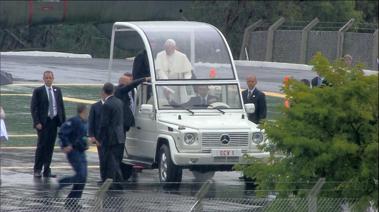 Ao visitar o Brasil em 2013, papa Francisco utilizou versão mais antiga de um Mercedes Classe G adaptado Ao visitar o Brasil em 2013, papa Francisco utilizou versão mais antiga de um Mercedes Classe G adaptado
