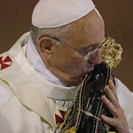 Papa Francisco beija a imagem de Nossa Senhora Aparecida durante missa na basílica de Aparecida, no interior de São Paulo, em 2013  - Stefano Rellandini /Reuters