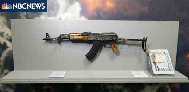 Rifle AK-47 que teria sido usado por Osama bin Laden no dia da sua morte, em maio de 2011, no Paquistão - Reprodução/NBC News