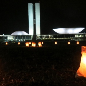 Protesto de meditadores no Congresso Nacional é iluminado por velas - Stéfane Rodrigues/Agência Câmara