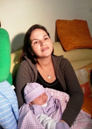 A nutricionista Débora Venceslau Soares da Penha, 27, estava na residência visitada pelo papa Francisco durante visita à favela Varginha - Hanrrikson de Andrade/UOL