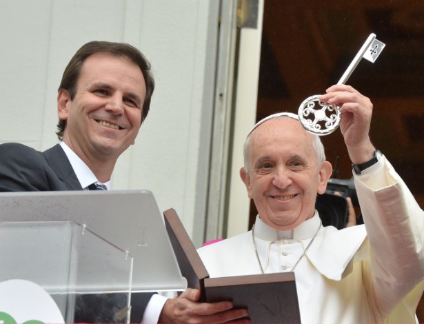 25.jul.2013 - Ao lado do prefeito do Rio, Eduardo Paes, o papa Francisco exibe chave da cidade, recebida em ato simbólico na manhã desta quinta-feira no Palácio da Cidade