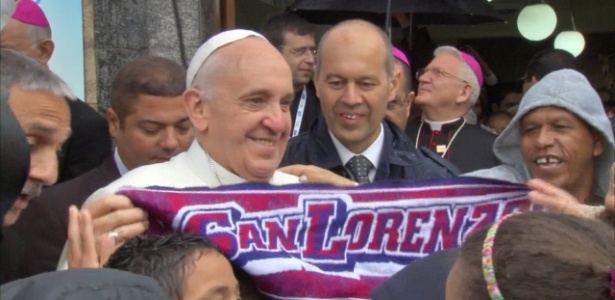 Papa exibe faixa do San Lorenzo, seu time de futebol de coração - Reprodução