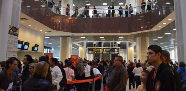 Muitos passageiros aguardam no saguão do aeroporto Santos Dumont, no Rio, que ficou fechado para pousos durante a manhã até o começo da tarde desta quinta-feira (25), devido ao mau tempo. - Ivaldo Anastácio/Futura Press
