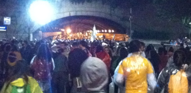 Multidão de peregrinos caminha sentido a túnel que liga os bairros de Copacabana e Botafogo, na zona sul do Rio - Carolina Farias/UOL