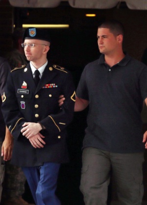 O soldado do Exército dos EUA Bradley Manning é escoltado por policiais durante seu julgamento. Manning foi condenado por violar a Lei de Espionagem por vazar informações sigilosas ao Wikileaks, enquanto trabalhava como analista de inteligência em Bagdá, entre 2009 e 2010 - 25.jul.2013 - Chip Somodevilla/AFP