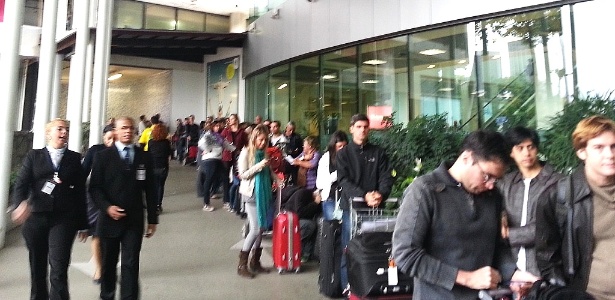Passageiros em fila de embarque no aeroporto Santos Dumont, no Rio de Janeiro - Hanrrikson Andrade/UOL
