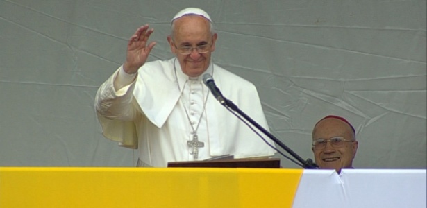 Papa Francisco abençoa fiéis da Jornada Mundial da Juventude durante discurso na favela de Varginha, no Complexo de Manguinhos, na zona norte do Rio