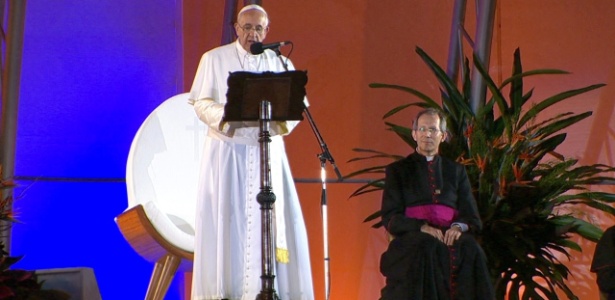Papa Francisco fala ao público em palco de Copacabana durante a Cerimônia de Acolhida aos jovens - Reprodução