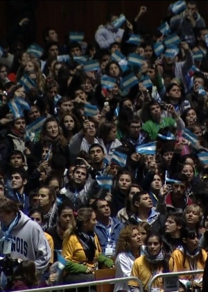 Peregrinos argentinos lotam a Catedral Metropolitana, local onde o papa Francisco teve um encontro com seus conterrâneos - Reprodução