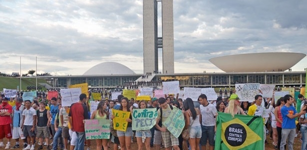 Manifestantes diante do Congresso Nacional, em junho passado, pedem providências contra a corrupção, problema arraigado na vida política brasileira - Fábio Rodrigues Pozzebon/ABr