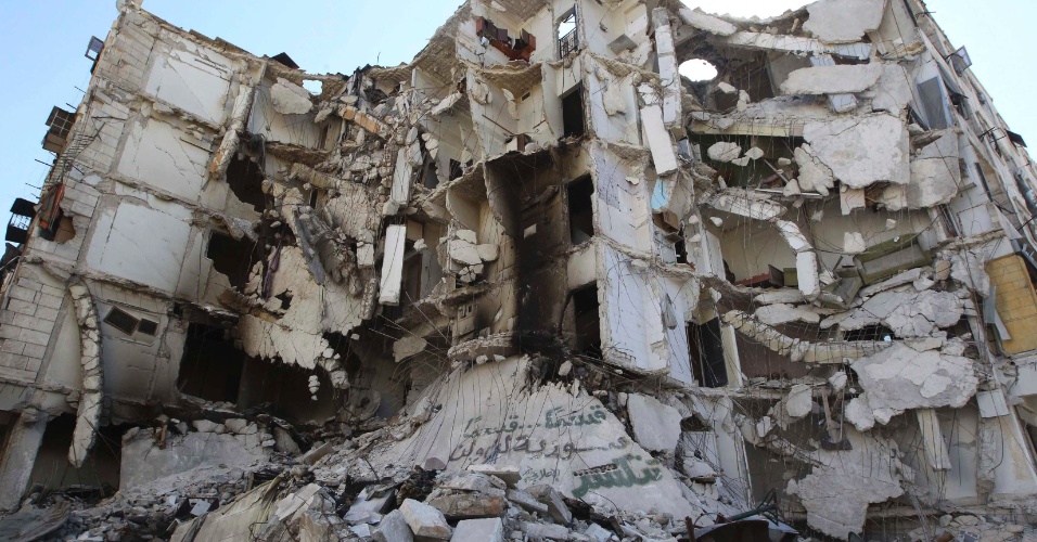 25.jul.2013 - Uma visão geral mostra edifícios danificados no bairro de Bustan al-Basha, na cidade de Aleppo, Síria