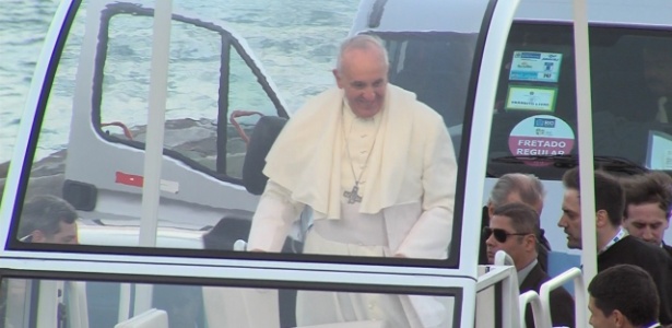 Papa Francisco chega a Copacabana e segue de papa móvel para encenação da Via Sacra - Reprodução