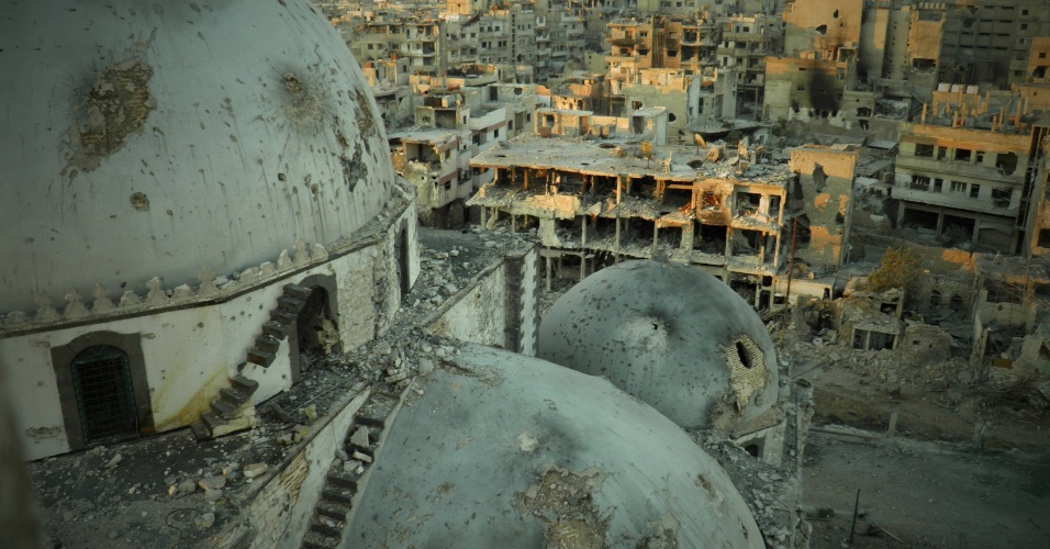 28.jun.2013 - Uma visão geral mostra edifícios danificados, segundo ativistas por bombardeios de forças leais ao presidente da Síria, Bashar al-Assad no bairro Al-Khalidiya, na cidade de Homs