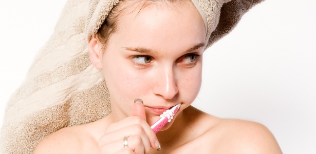 O cuidado com a escova de dentes é imprescindível; é comum deixá-la exposta na pia do banheiro ou em ambientes úmidos, sem qualquer proteção das cerdas - Thinkstock