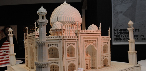 O Taj Mahal, na Índia, ganhou versão construída com peças de Lego. O brinquedo pode ser visto também no museu dedicado ao brinquedo na República Tcheca - Rie Ishii/ AFP 