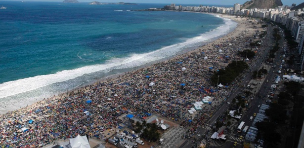 Fiéis lotam praia de Copacabana, no Rio, onde o papa Francisco realizará uma vigília neste sábado - Sergio Moraes/Reuters