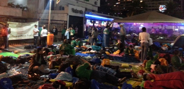 Peregrinos acampados ao lado de área de prostituição em Copacabana - Hanrrikson de Andrade/UOL