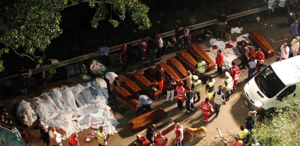 Corpos das vítimas são alinhados após um acidente de ônibus que aconteceu neste domingo (28), na província de Avellino, na Itália  - Ciro De Luca/Reuters