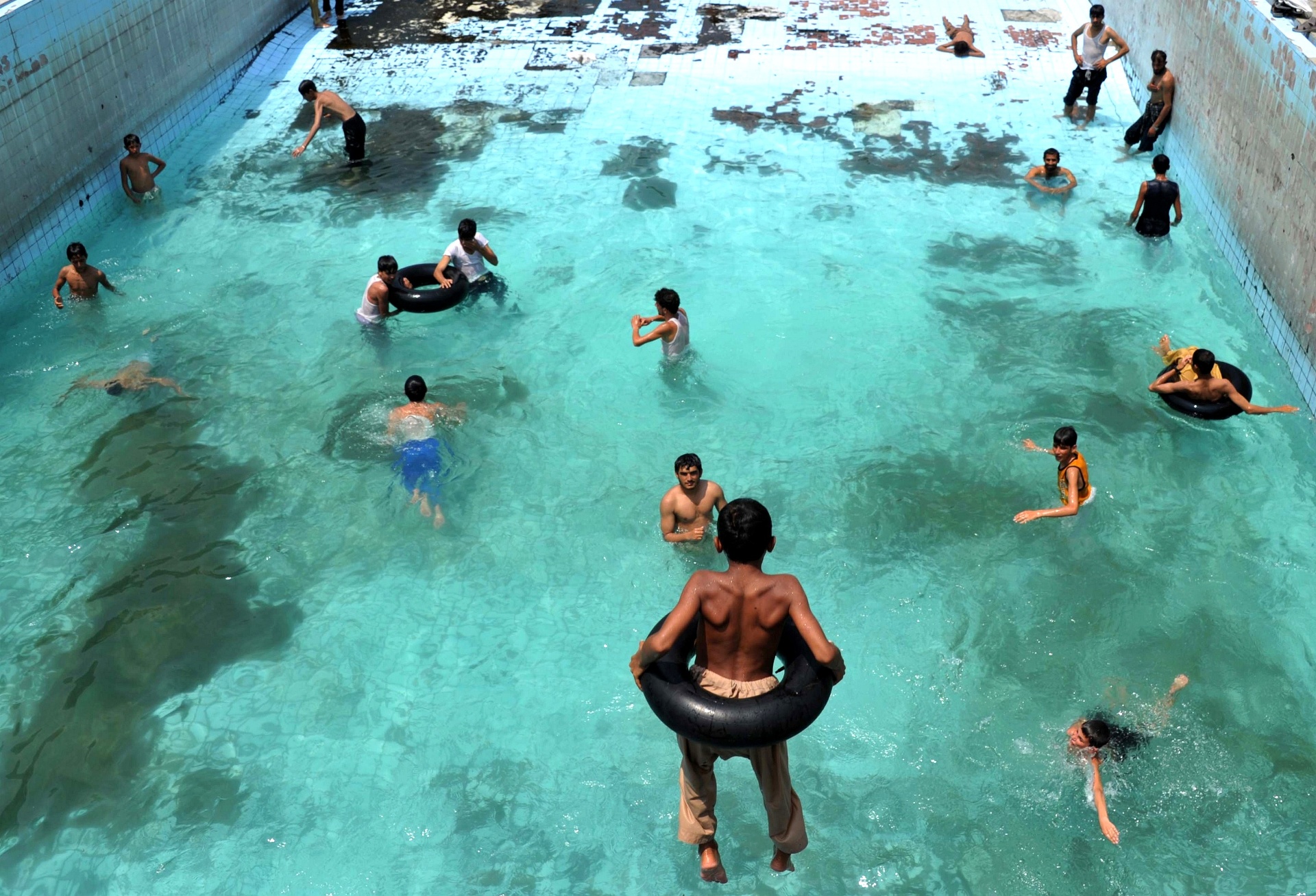 Xixi na piscina faz mal? Reação com cloro é tóxica