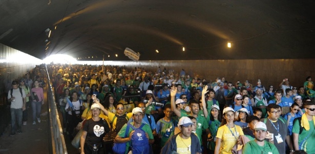 Multidão atravessa túnel para deixar local de celebração da Jornada Mundial da Juventude, em Copacabana, zona sul do Rio
