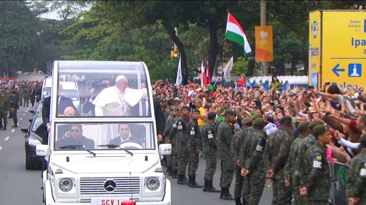 Papa Francisco acena para fiéis enquanto anda de papamóvel ao chegar a Copacabana, no Rio de Janeiro, em 2013 Papa Francisco acena para fiéis enquanto anda de papamóvel ao chegar a Copacabana, no Rio de Janeiro, em 2013