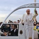 28.jul.2013 - Papa Francisco acena para fiéis enquanto anda de papamóvel ao chegar a Copacabana, no Rio de Janeiro, onde celebrará a missa de encerramento da JMJ (Jornada Mundial da Juventude) 28.jul.2013 - Papa Francisco acena para fiéis enquanto anda de papamóvel ao chegar a Copacabana, no Rio de Janeiro, onde celebrará a missa de encerramento da JMJ (Jornada Mundial da Juventude)