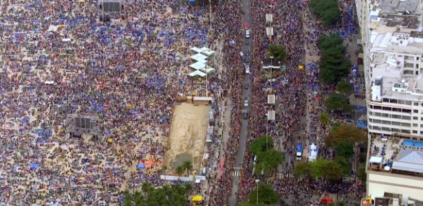Papamóvel passa por multidão ao chegar à praia de Copacabana, no Rio, onde foram celebrados todos os eventos centrais da Jornada - Reprodução